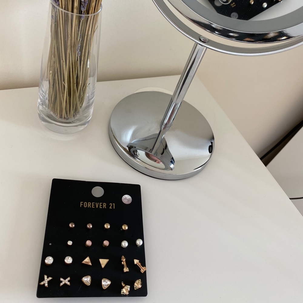 💥5 for $25💥 Forever 21 Assorted Stud Earring Set